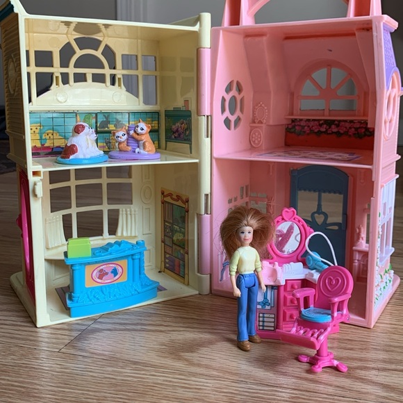 Fisher-Price Loving Family Sweet Streets Beauty salon and Pet Shop - Picture 3 of 9